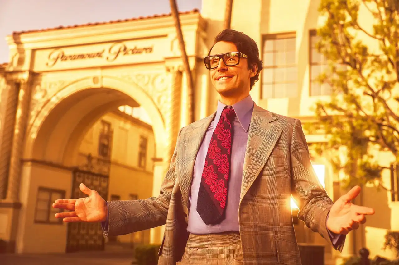 Matthew Goode in the series The Offer standing in front of the Paramount Pictures studio lot